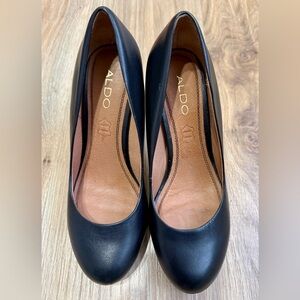 Aldo Black Leather Round Toe Classic Pumps
Size 8.5